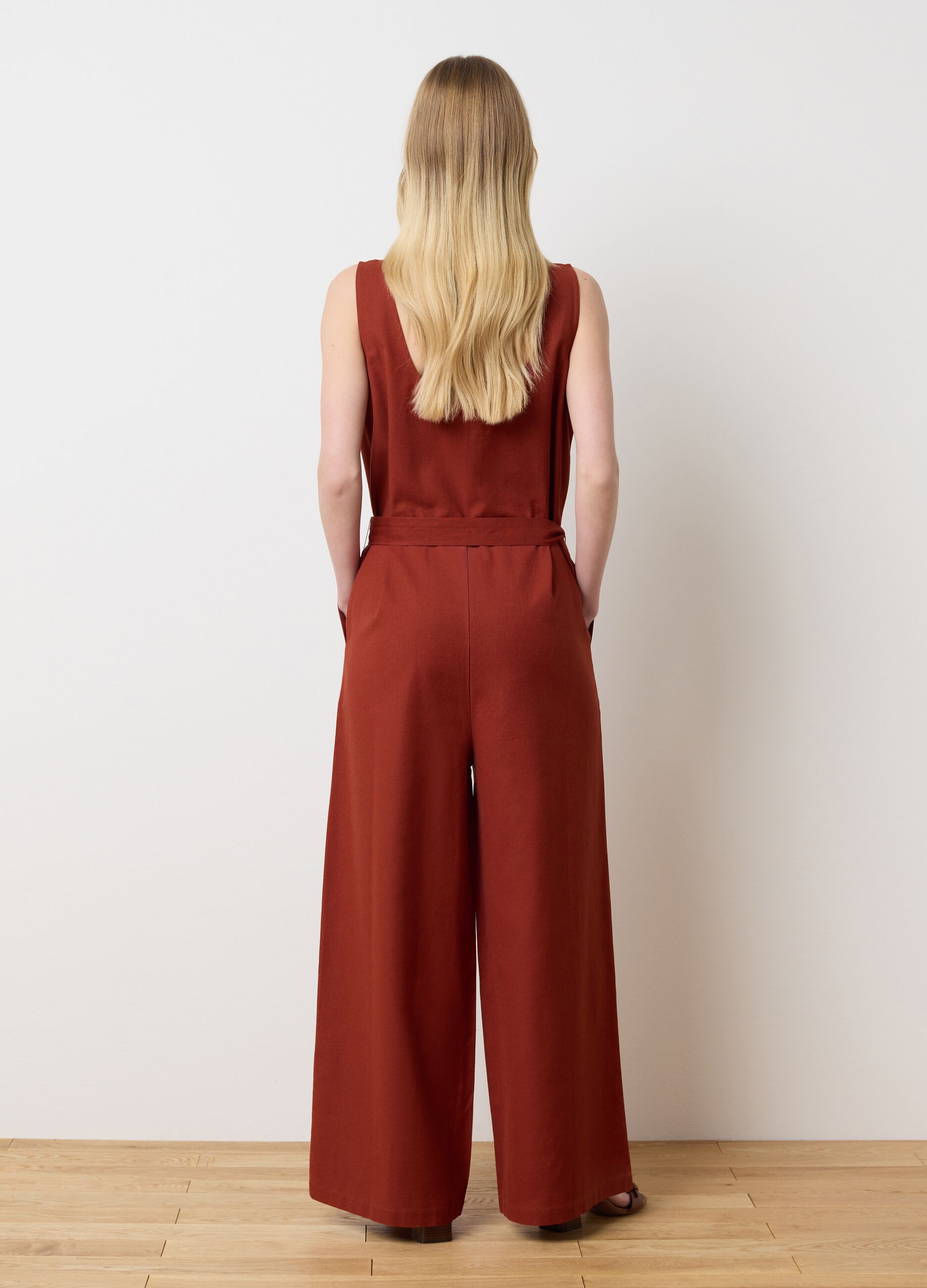 Tuta da donna in cotone e lino marrone wide fit con cintura