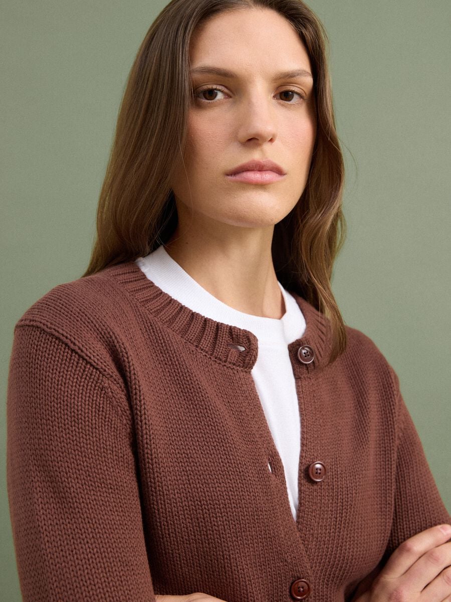 Cardigan marrone in puro cotone con bottoni regular fit_0