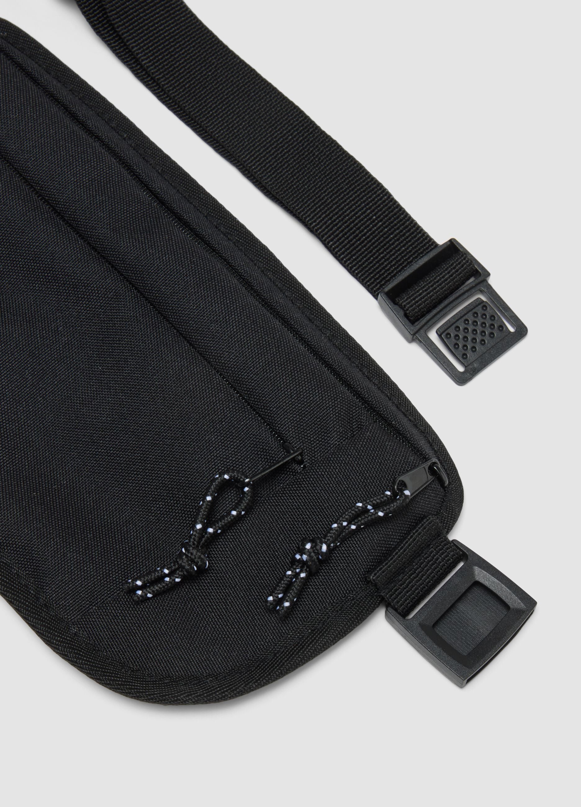 Borsa sportiva nera con cintura regolabile e doppia zip