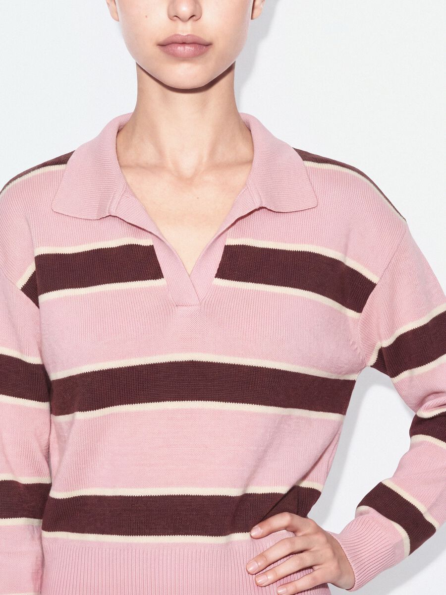 Maglia rosa a righe in misto viscosa con colletto polo regular fit_3