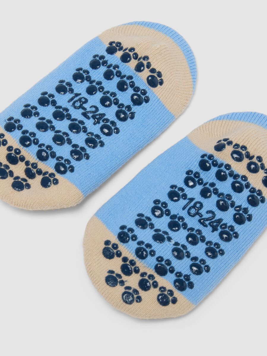 Calzini antiscivolo in misto cotone multicolor da neonato con orso_1
