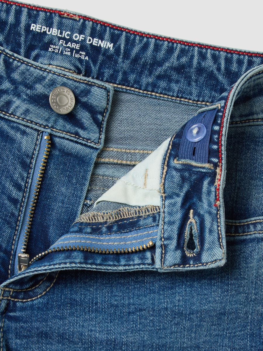 Jeans blu flare in cotone elasticizzato per ragazza_4