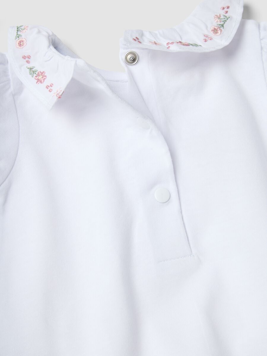 White organic cotton baby bodysuit with ruffled collar_3
