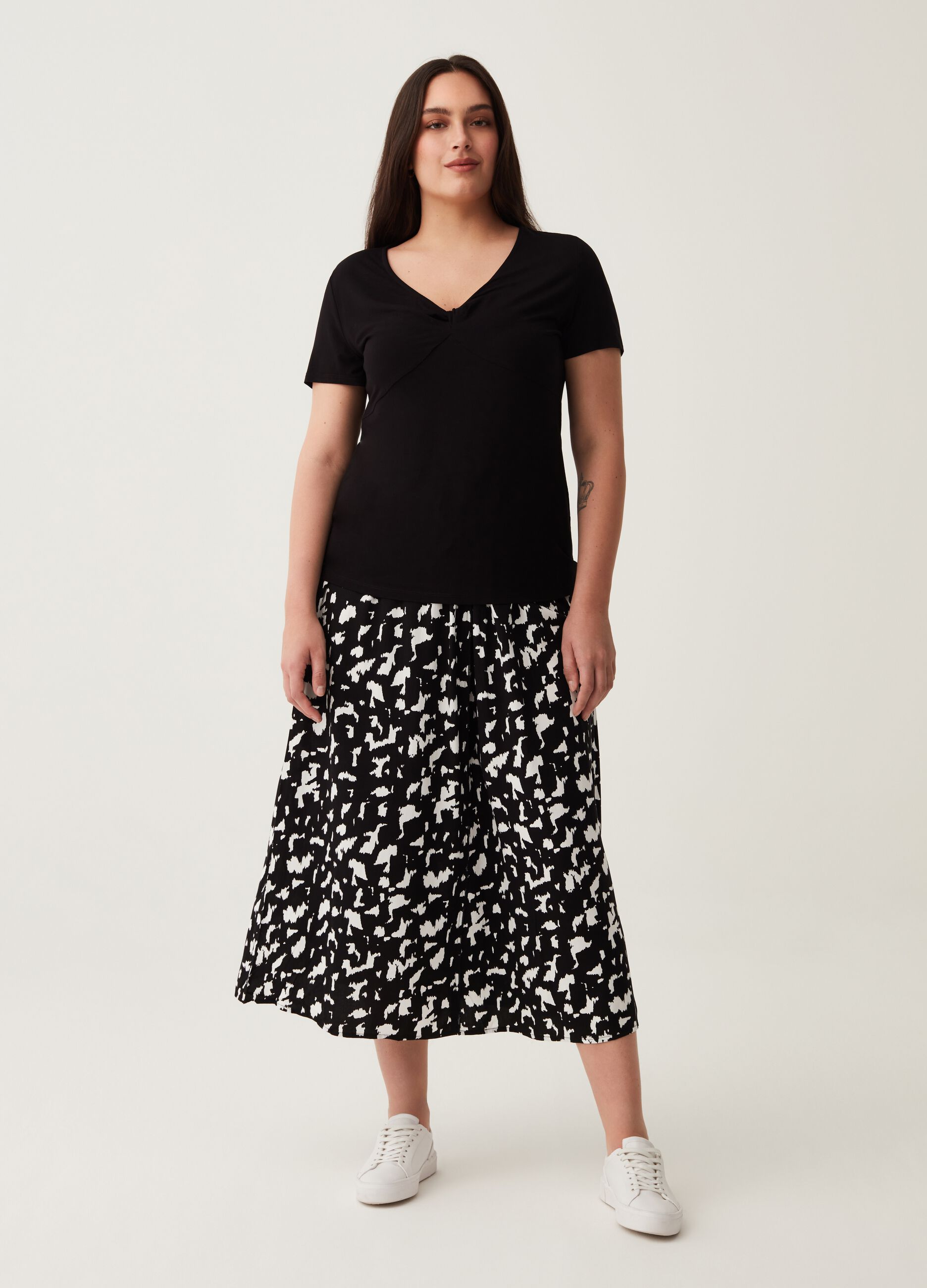 T-shirt con scollo a V e nodo Curvy_0