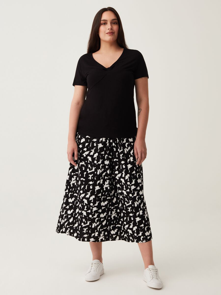 T-shirt con scollo a V e nodo Curvy_0