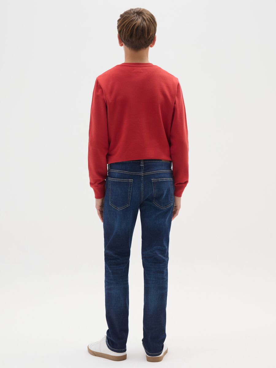 Jeans blu da ragazzo in denim elasticizzato regular fit_1