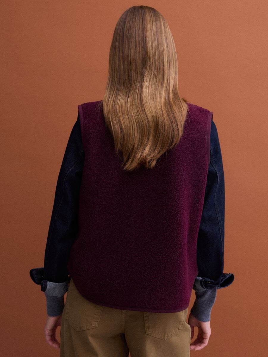 Burgundy red crew-neck sherpa gilet, regular fit_3
