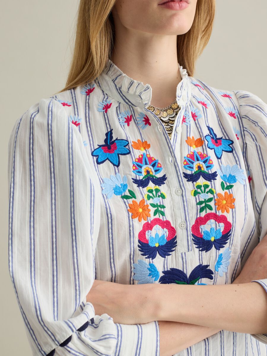 Striped Blouse with Floral Embroidery Lead_3