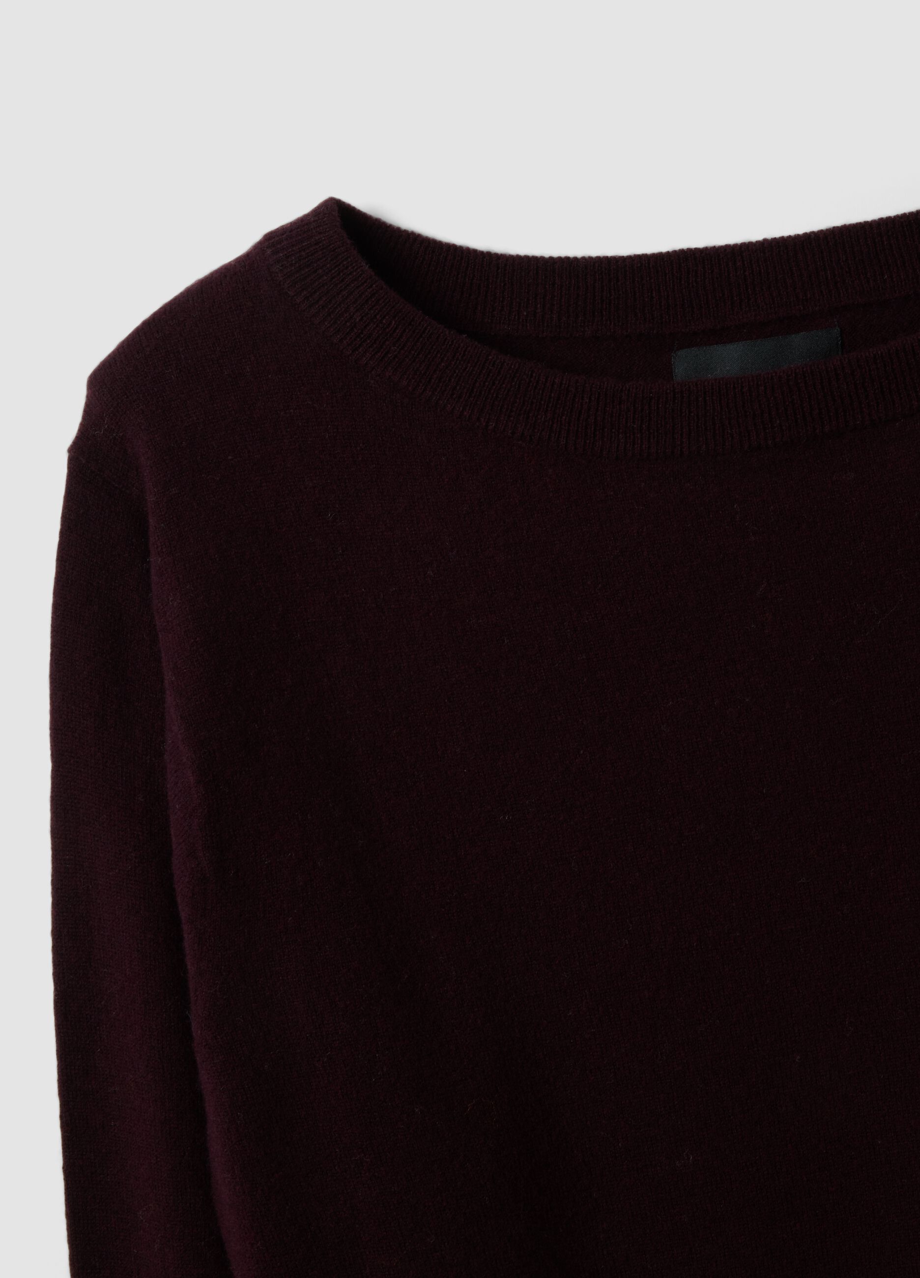 Maglia viola in pura lana con scollo a barchetta