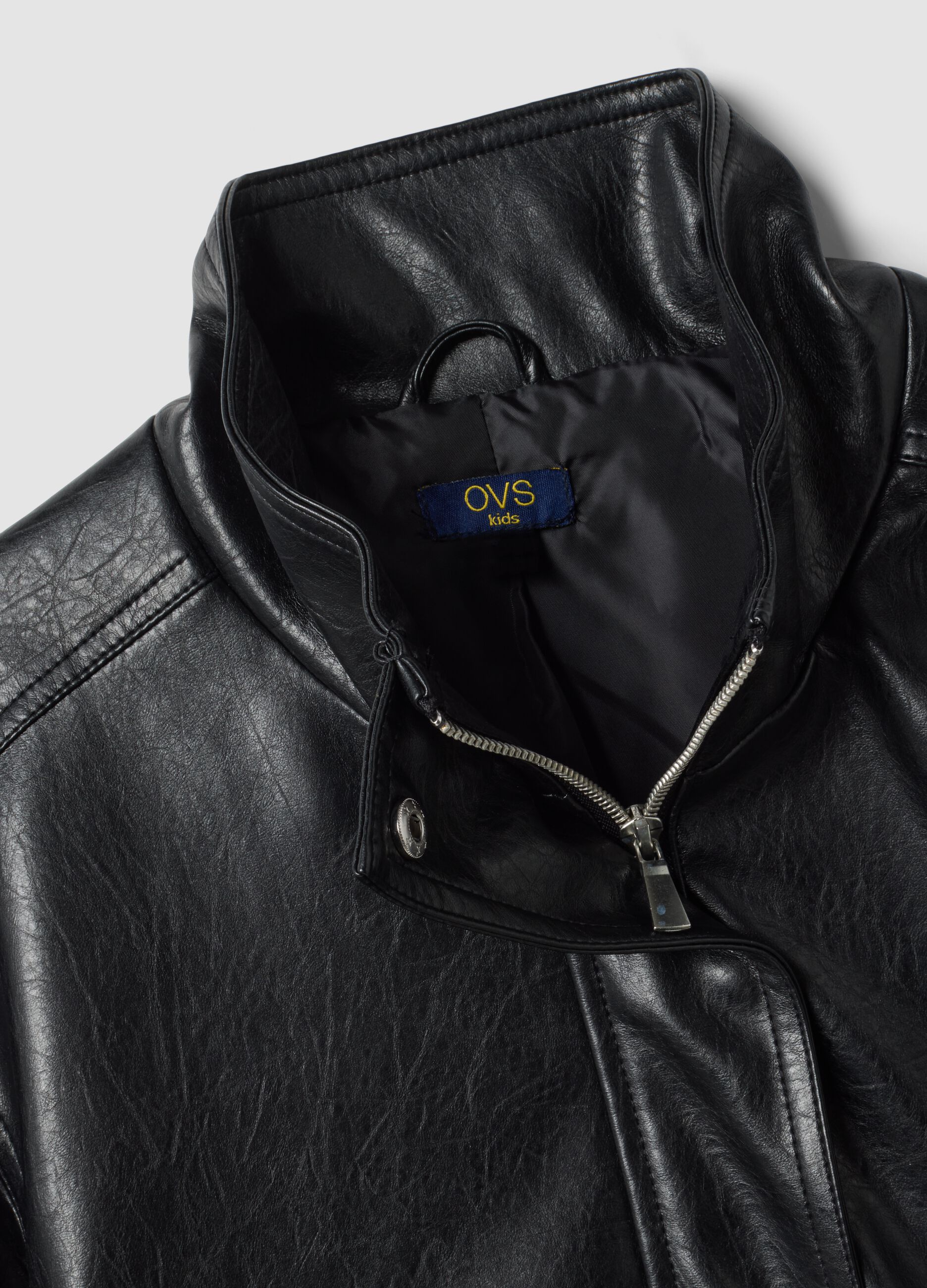 Giacca nera regular fit con zip e collo alto