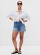 Girlfriend shorts in denim with raw hem_4