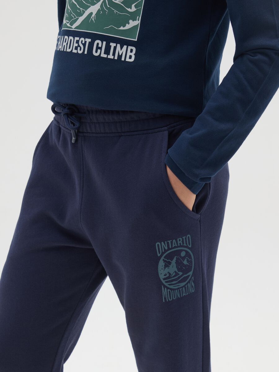 Boy's blue regular fit cotton trousers with print_2