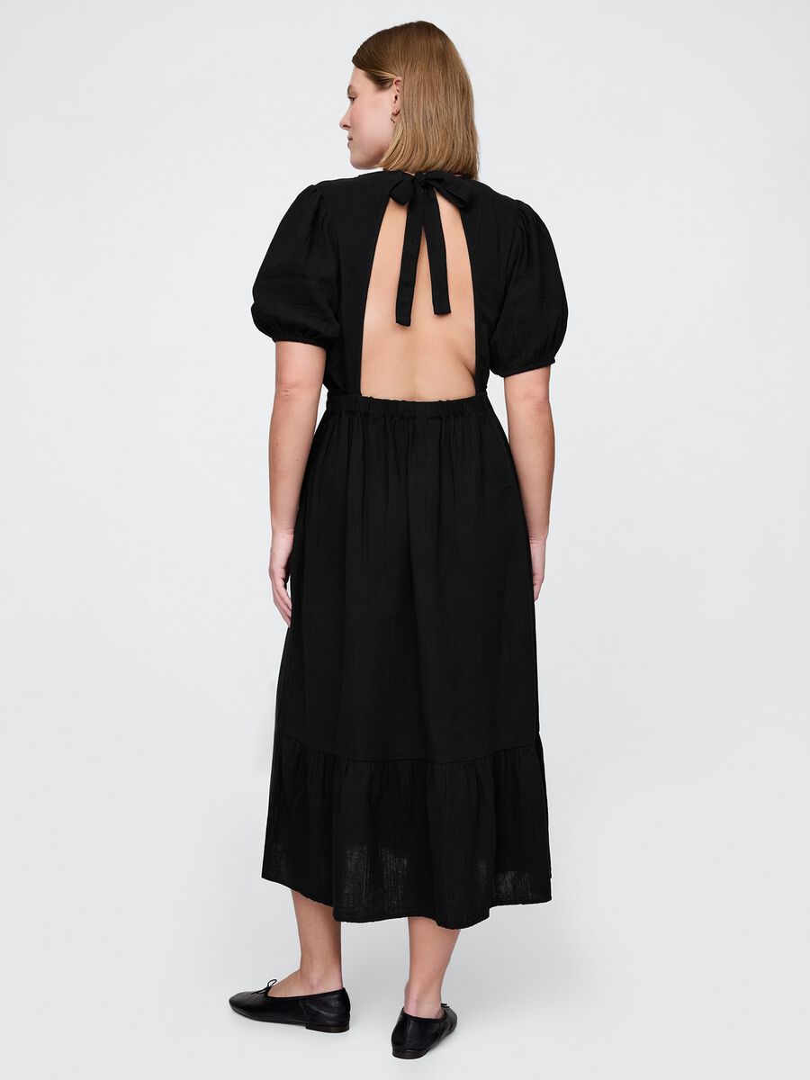 Long black dress with V-neck and open back_5