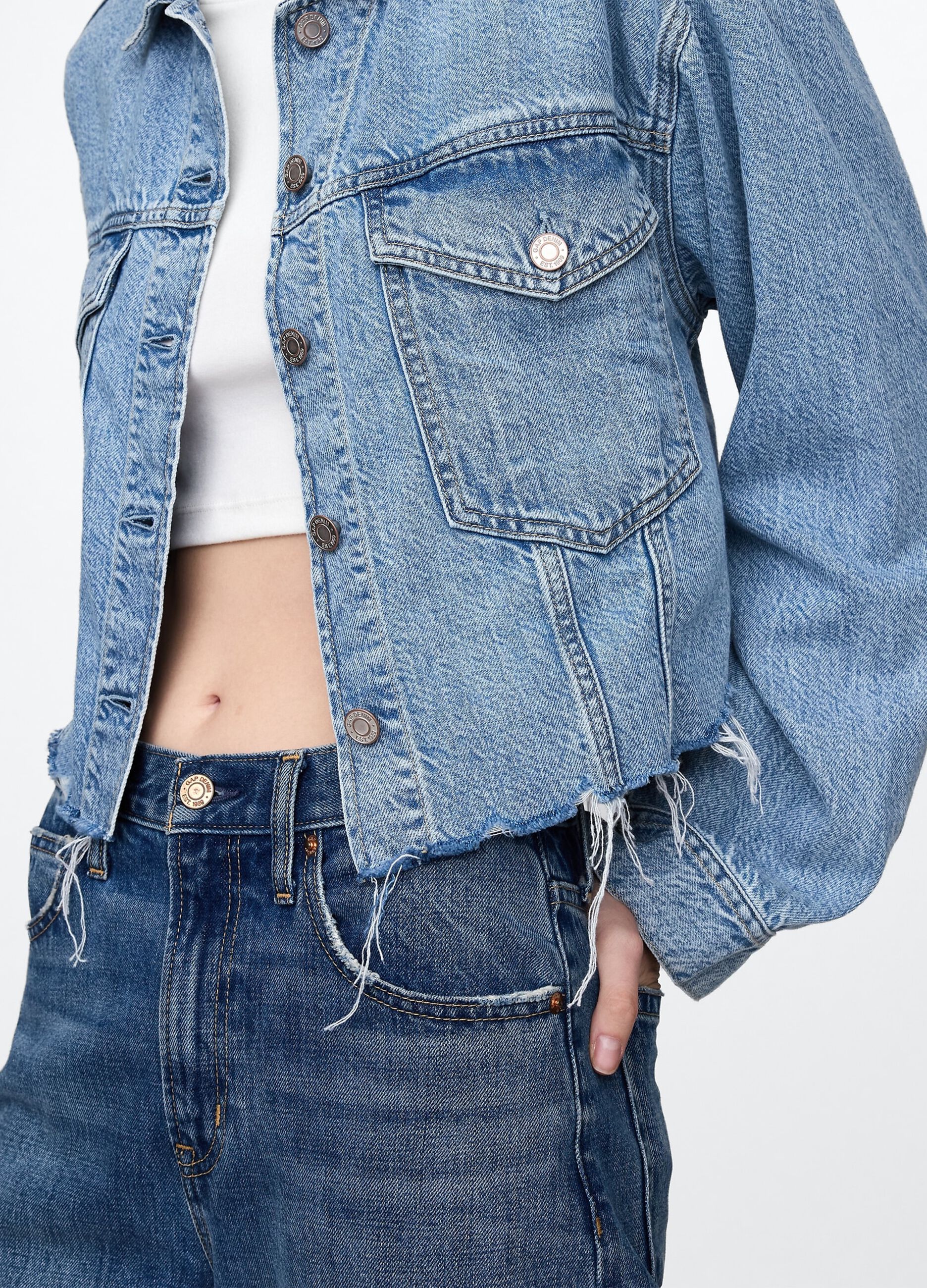 Giacca cropped in denim con bordi sfrangiati