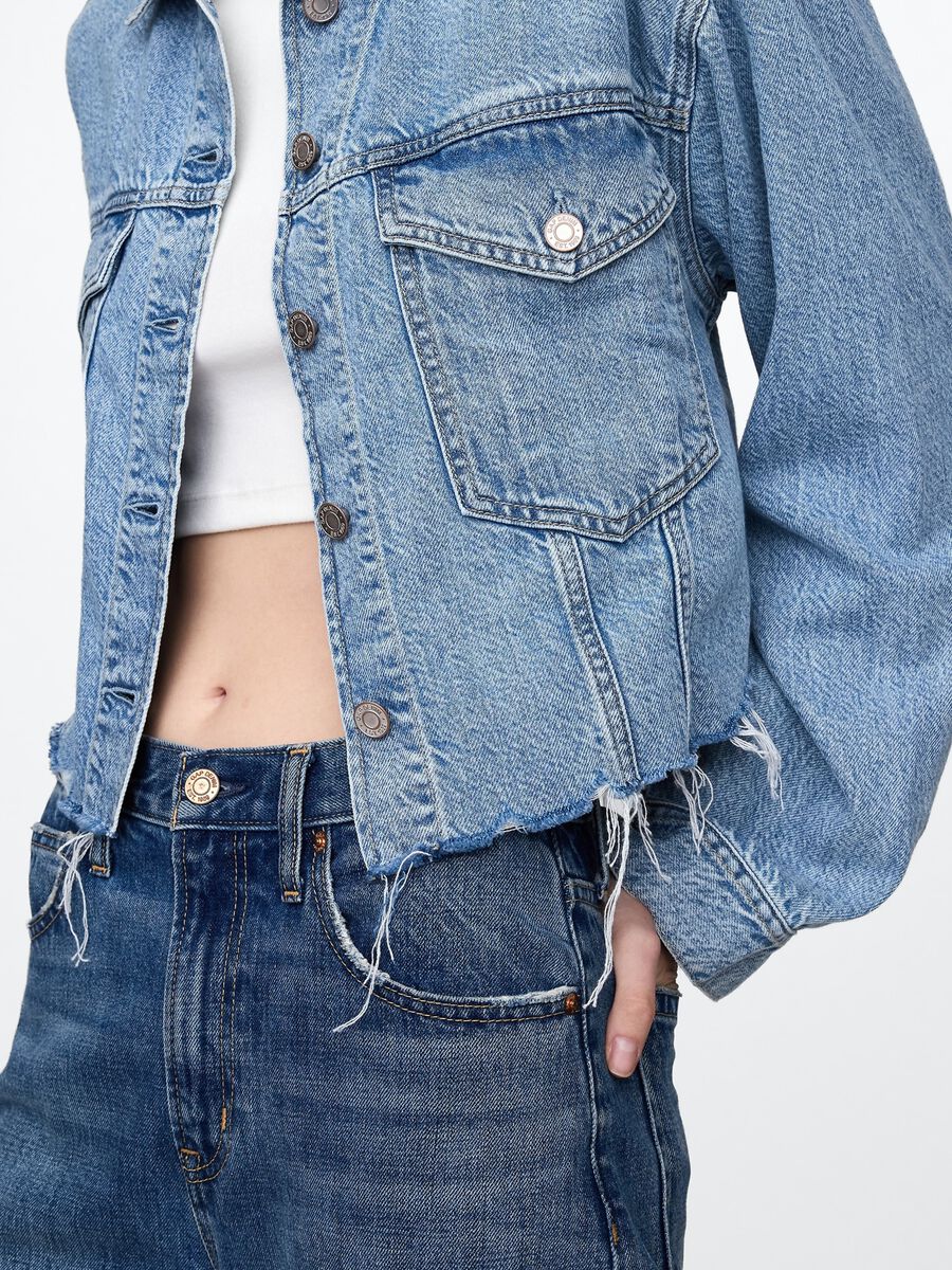 Giacca cropped in denim con bordi sfrangiati_3