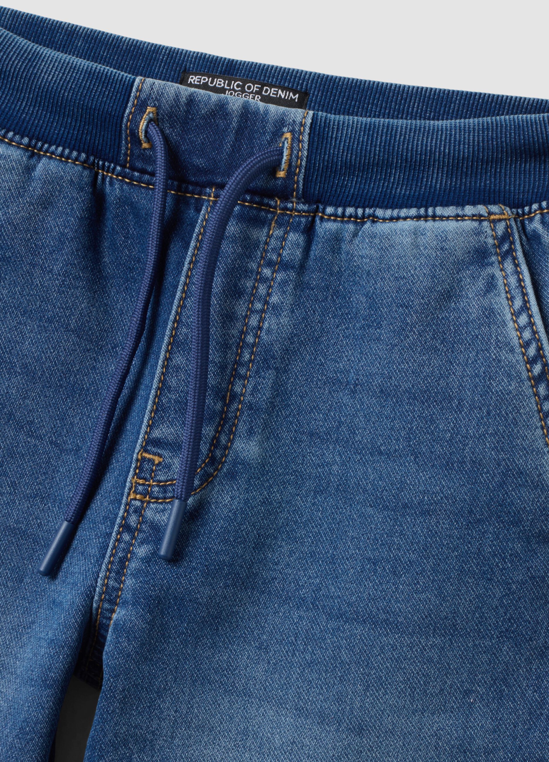 Jogger denim blu in cotone elasticizzato con vita elasticizzata per bambino