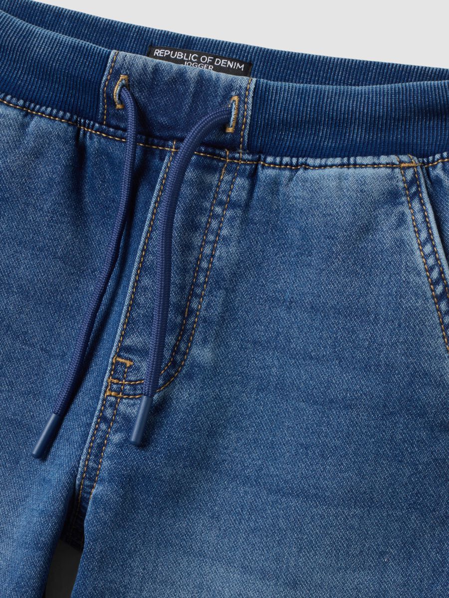 Jogger denim blu in cotone elasticizzato con vita elasticizzata per bambino_2