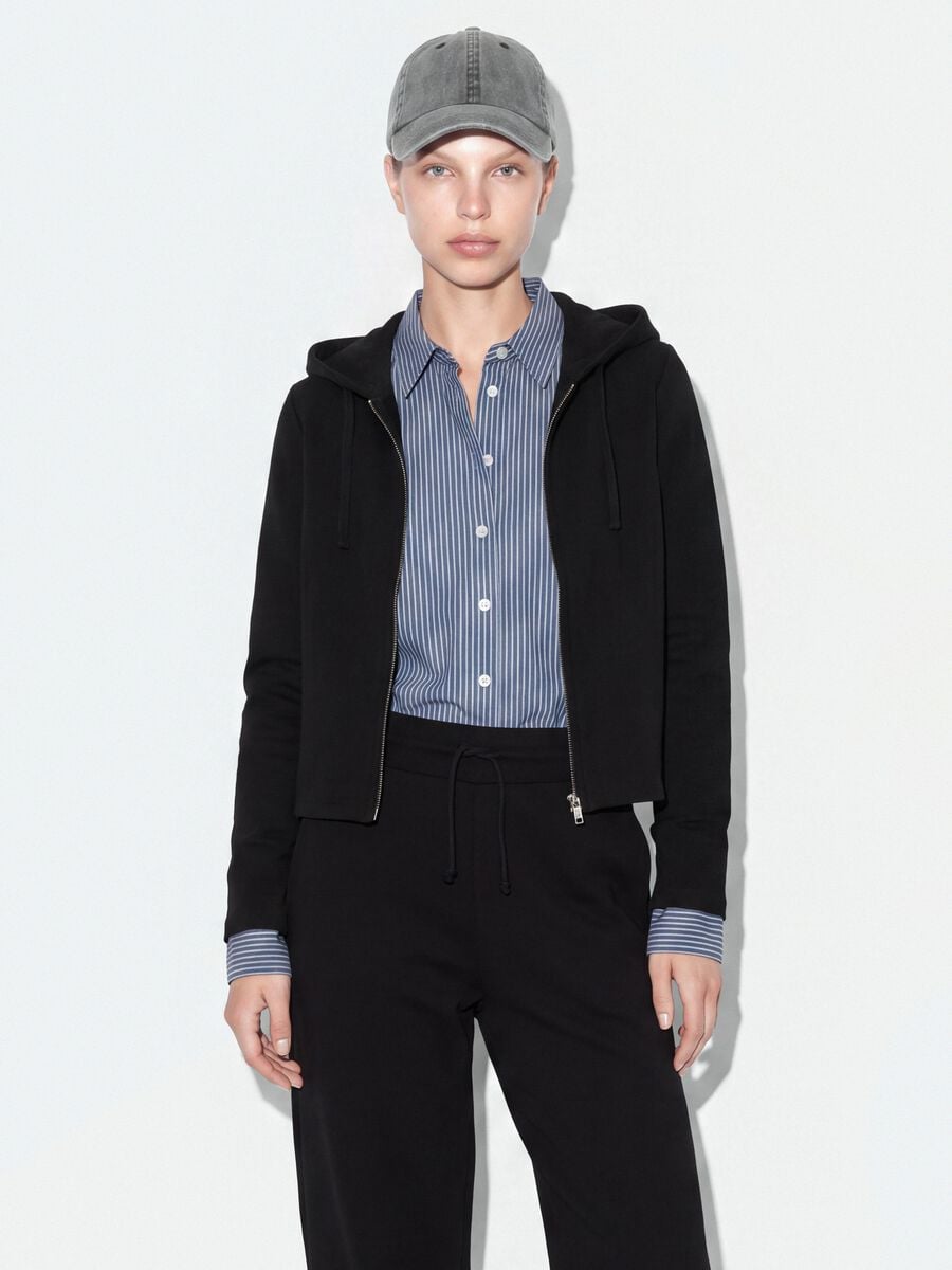 Felpa full zip nera in puro cotone con cappuccio fitted_0