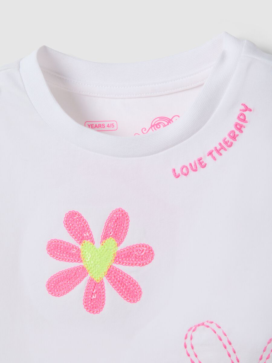 T-shirt in cotone elasticizzato bianca da bambina con fiori ricamati_2