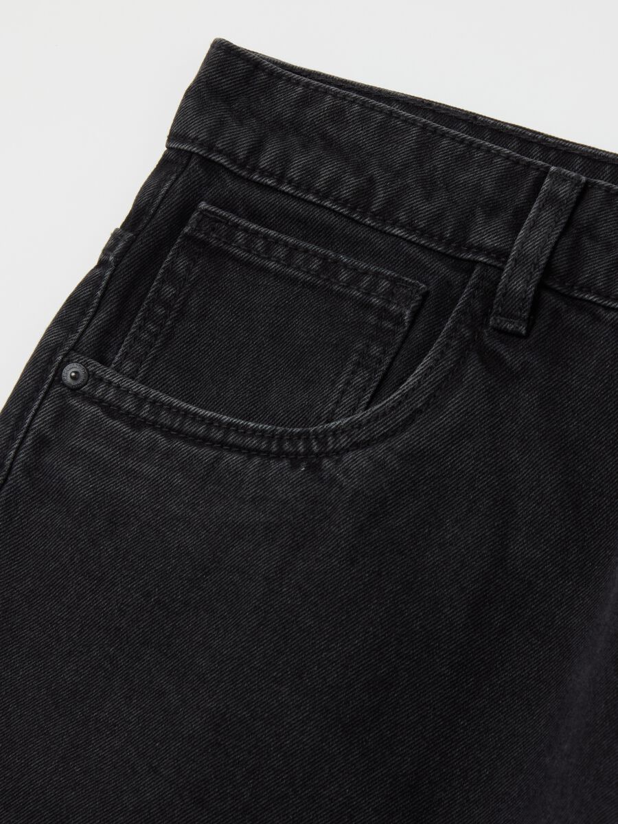 Baggy-fit Bermuda shorts in denim with five pockets_5