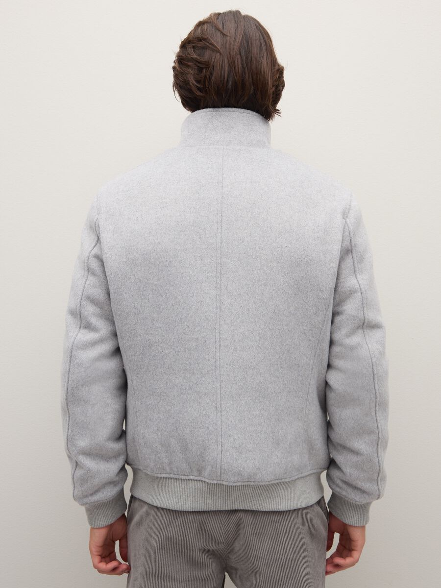 Giacca imbottita grigia regular fit con zip e bottoni_3