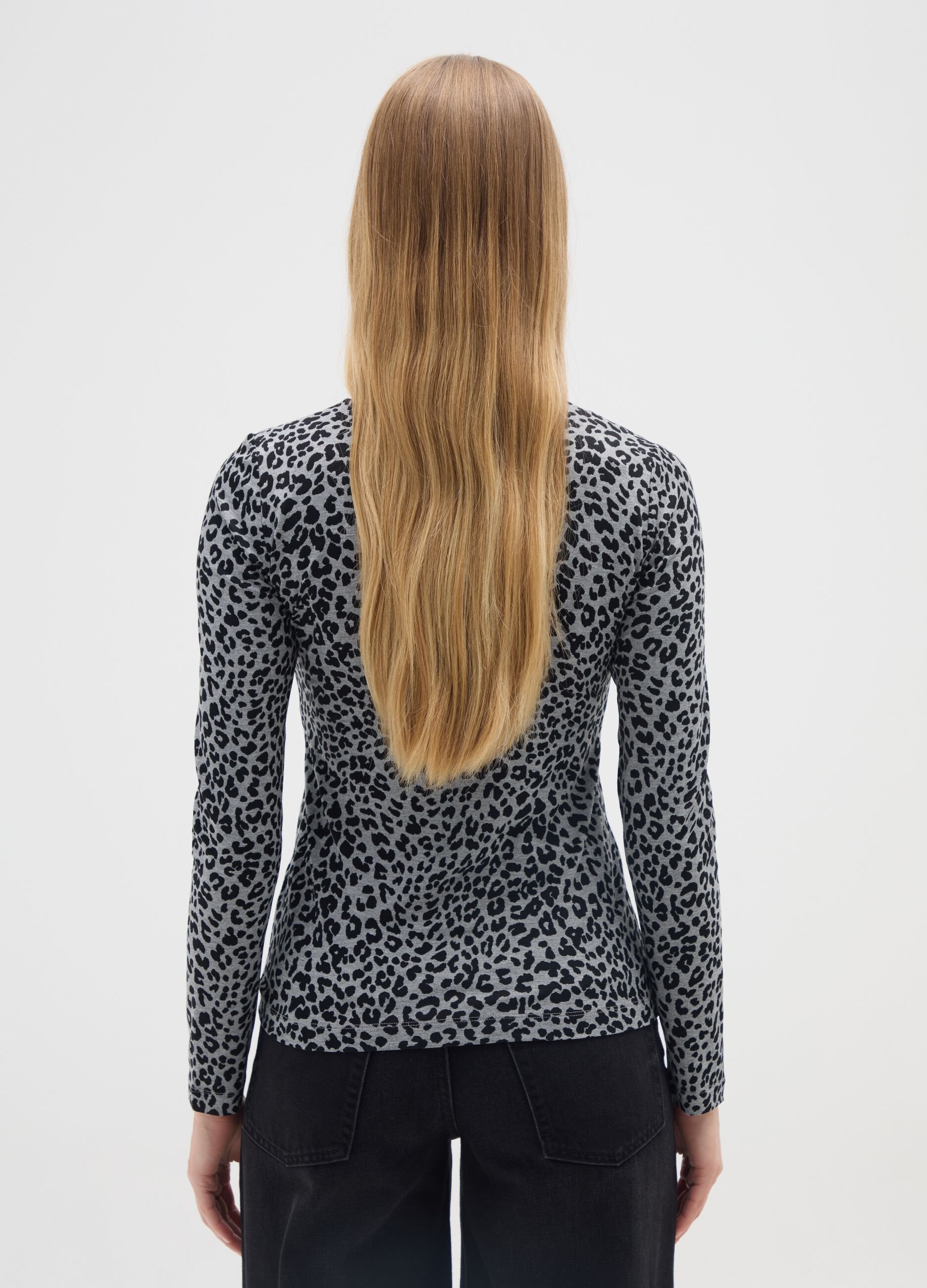 T-shirt grigia a maniche lunghe con stampa leopardata