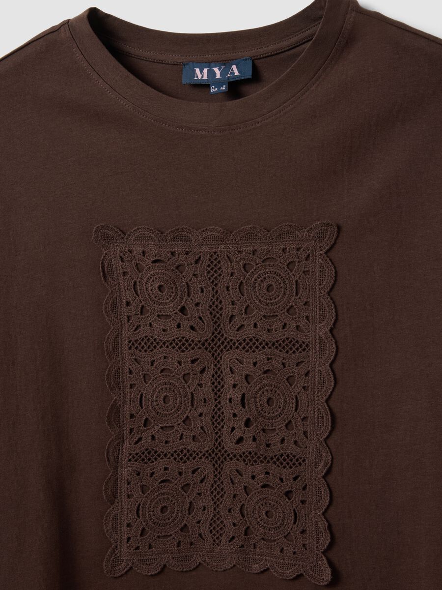 Brown pure cotton regular fit t-shirt with applied flower_5