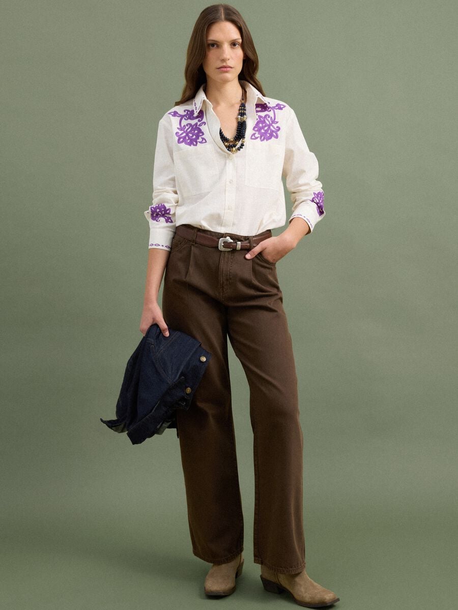 Camicia bianca in puro cotone con ricami viola over fit_2