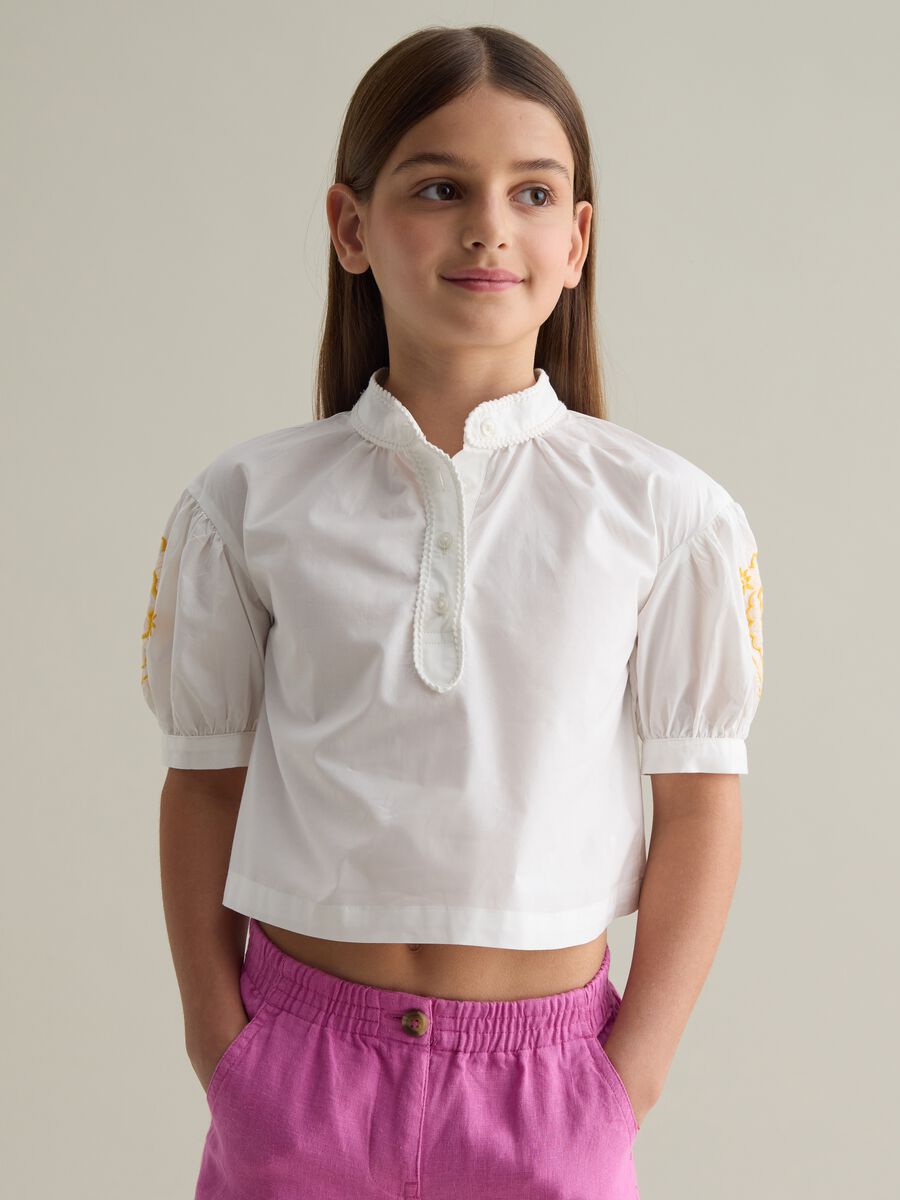 White blouse with embroidered sides in cotton_0