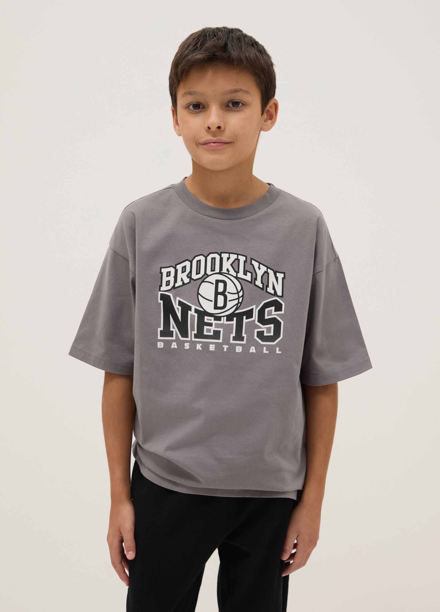 Grey over-fit pure cotton children's t-shirt with Brooklyn Nets logo