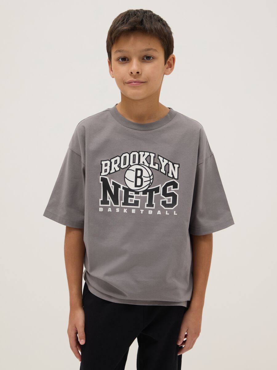 Grey over-fit pure cotton children's t-shirt with Brooklyn Nets logo_0
