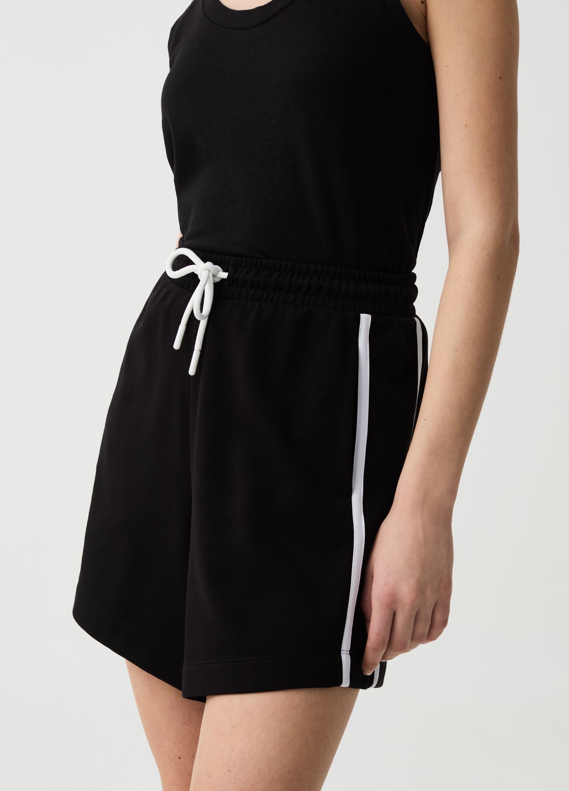 Bermuda jogger Essential con profili rigati