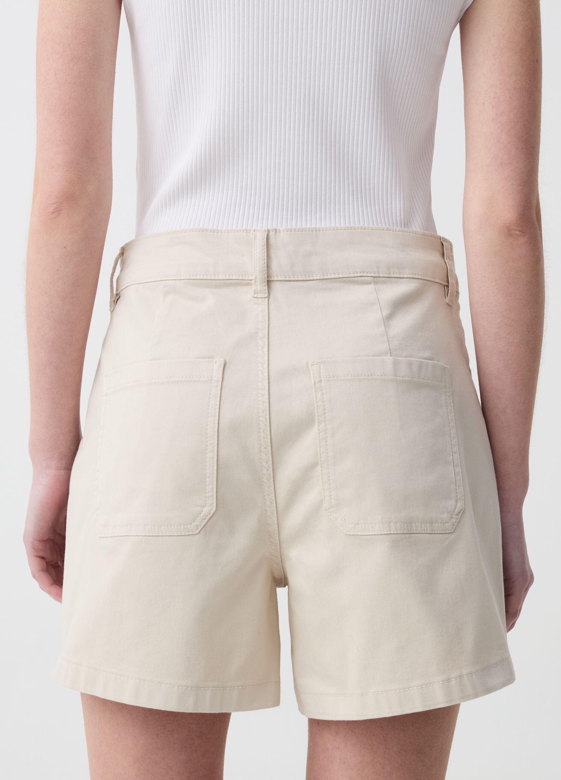 Shorts in cotone stretch con tasche