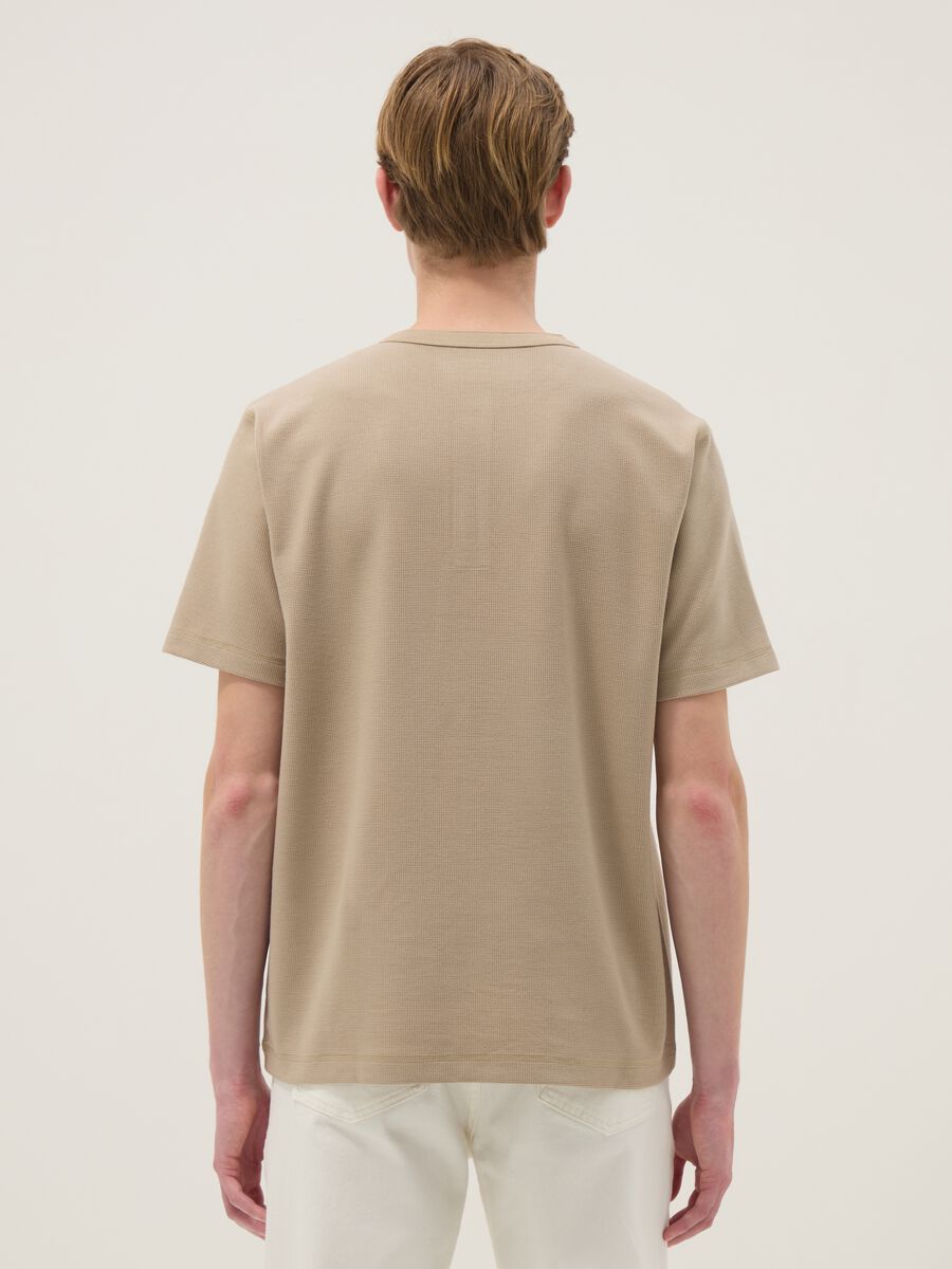 T-shirt a maniche corte beige regular fit con collo serafino_3