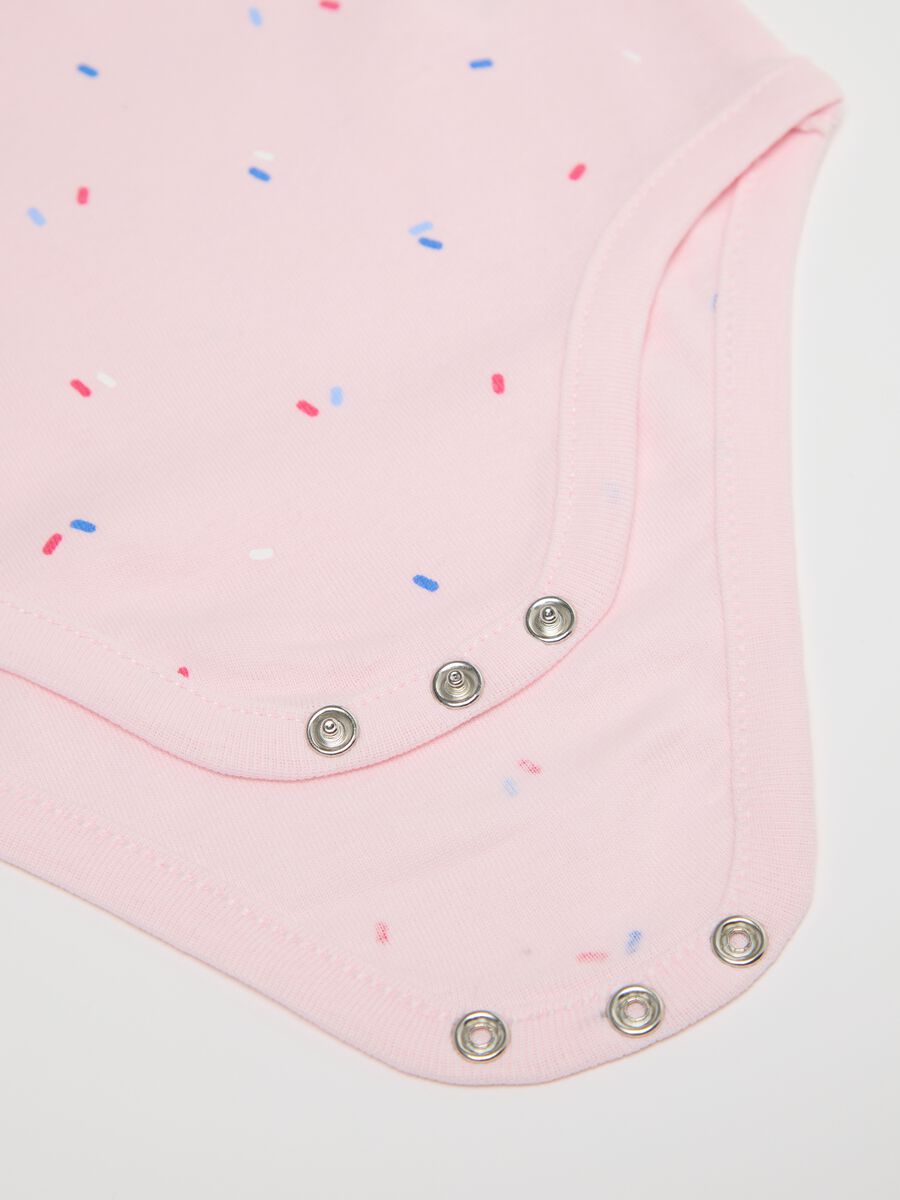 Three-pack white and pink bodysuits in organic cotton with print_3