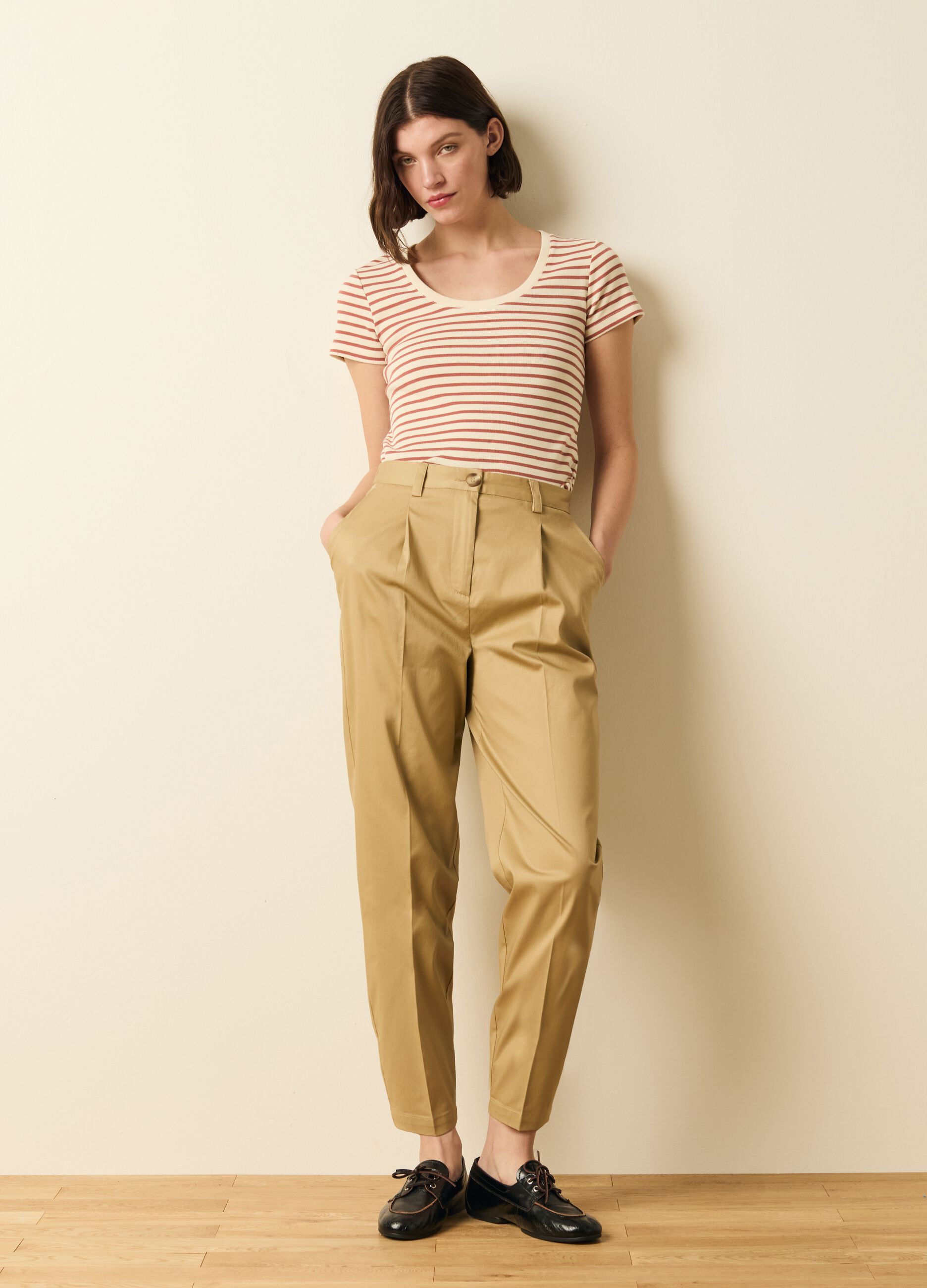 Pantalone chino cropped con pinces