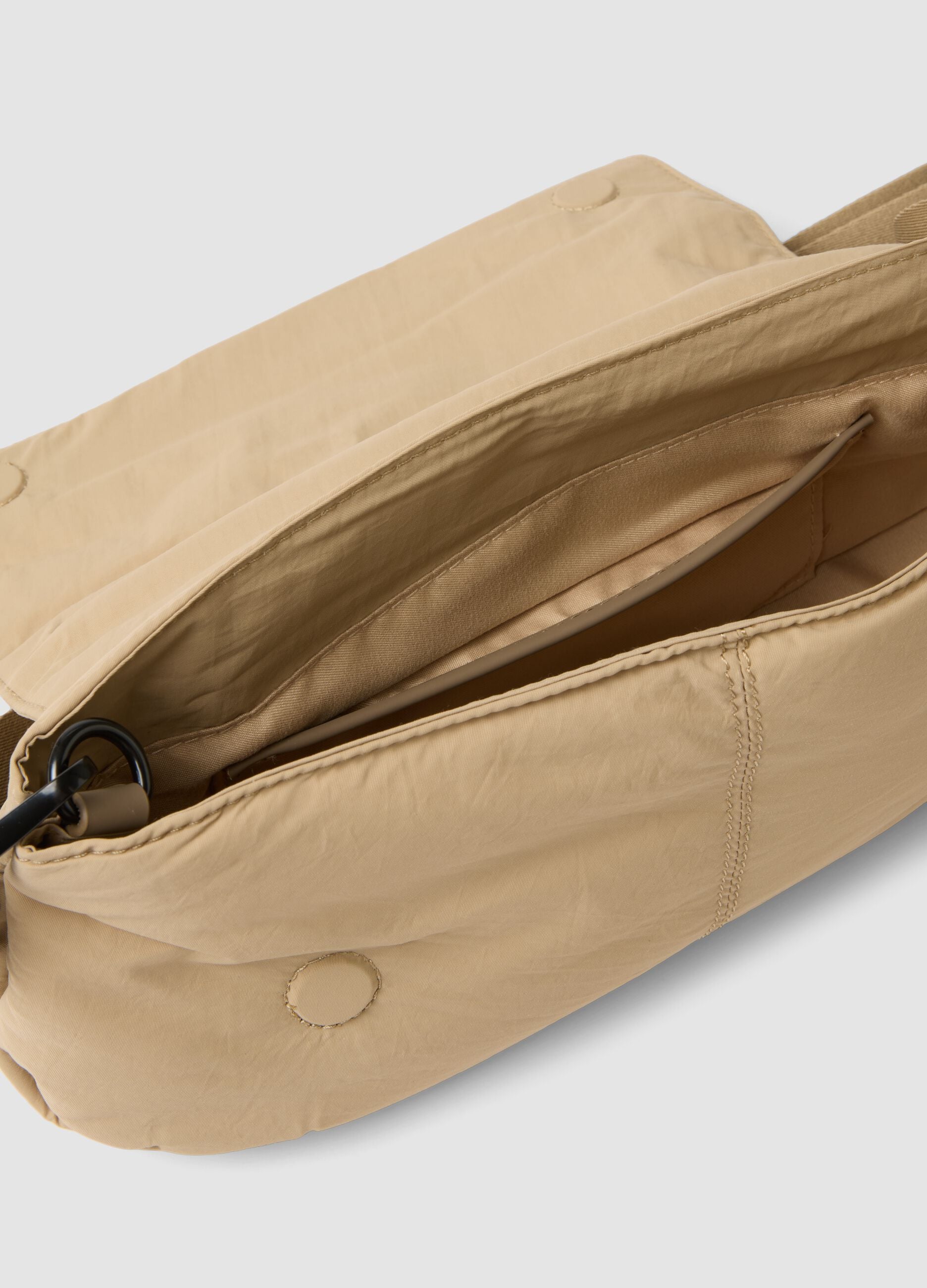 Borsa beige a tracolla con patta e spalla regolabile
