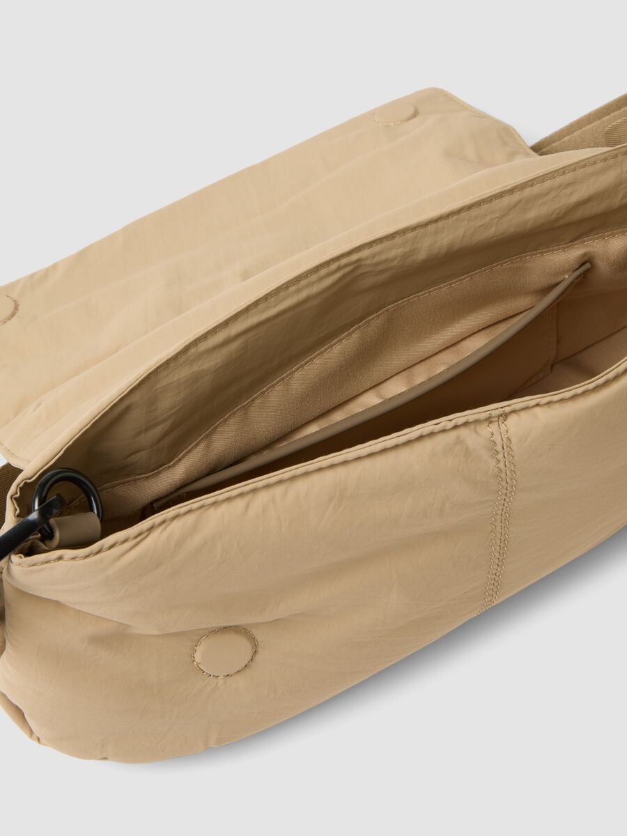 Borsa beige a tracolla con patta e spalla regolabile_1