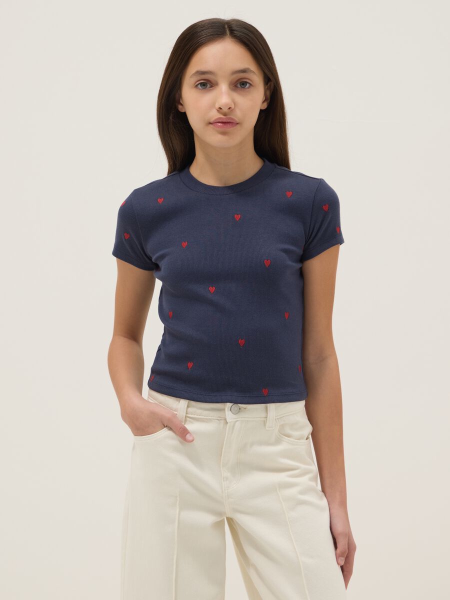 T-shirt blu per ragazza in cotone elasticizzato con ricamo cuori _0