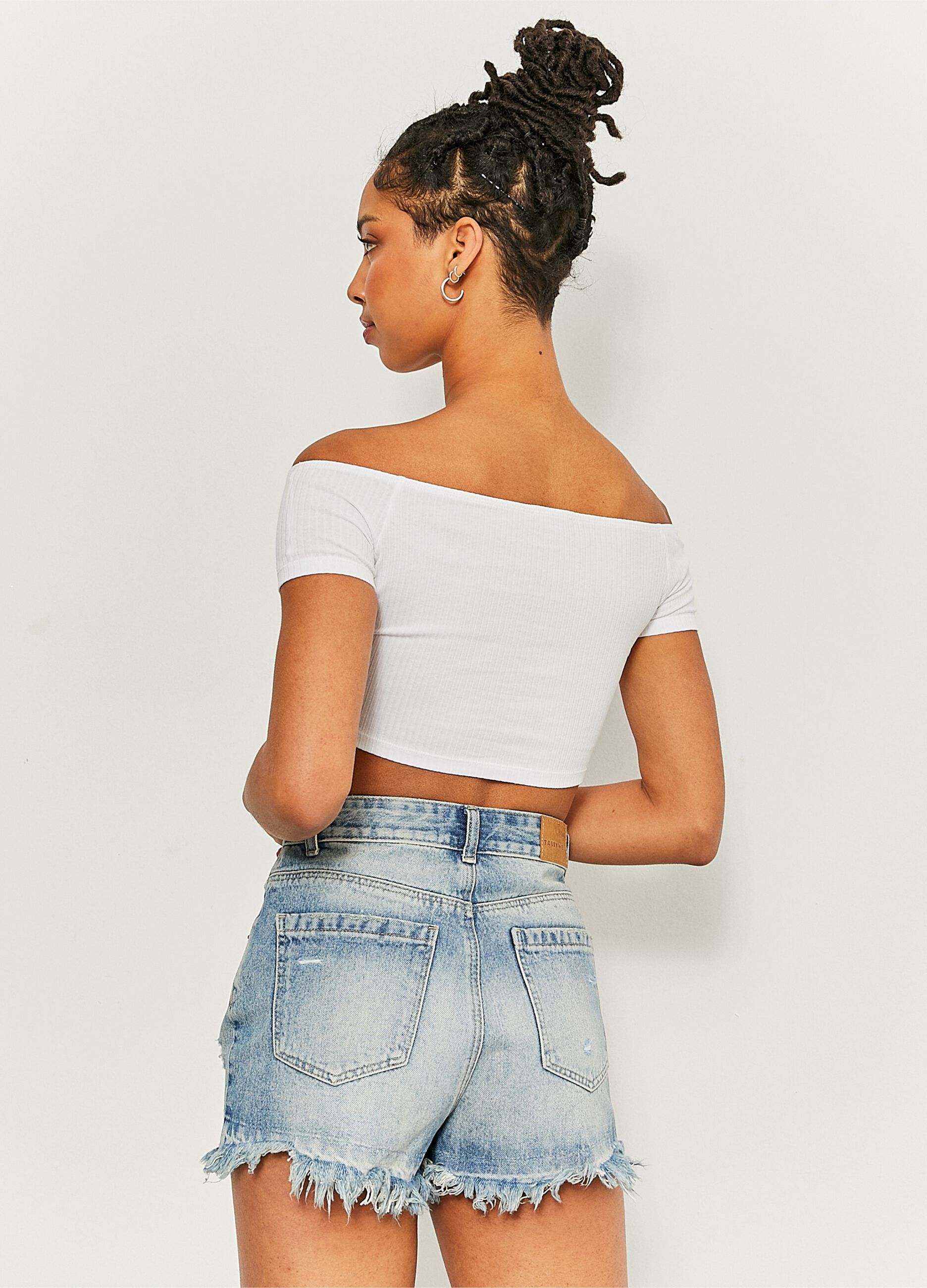 Frayed denim shorts