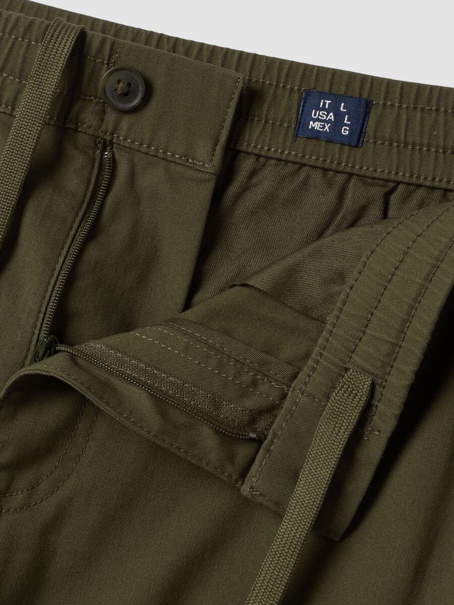Pantaloni cargo verdi in cotone elasticizzato slim fit_1