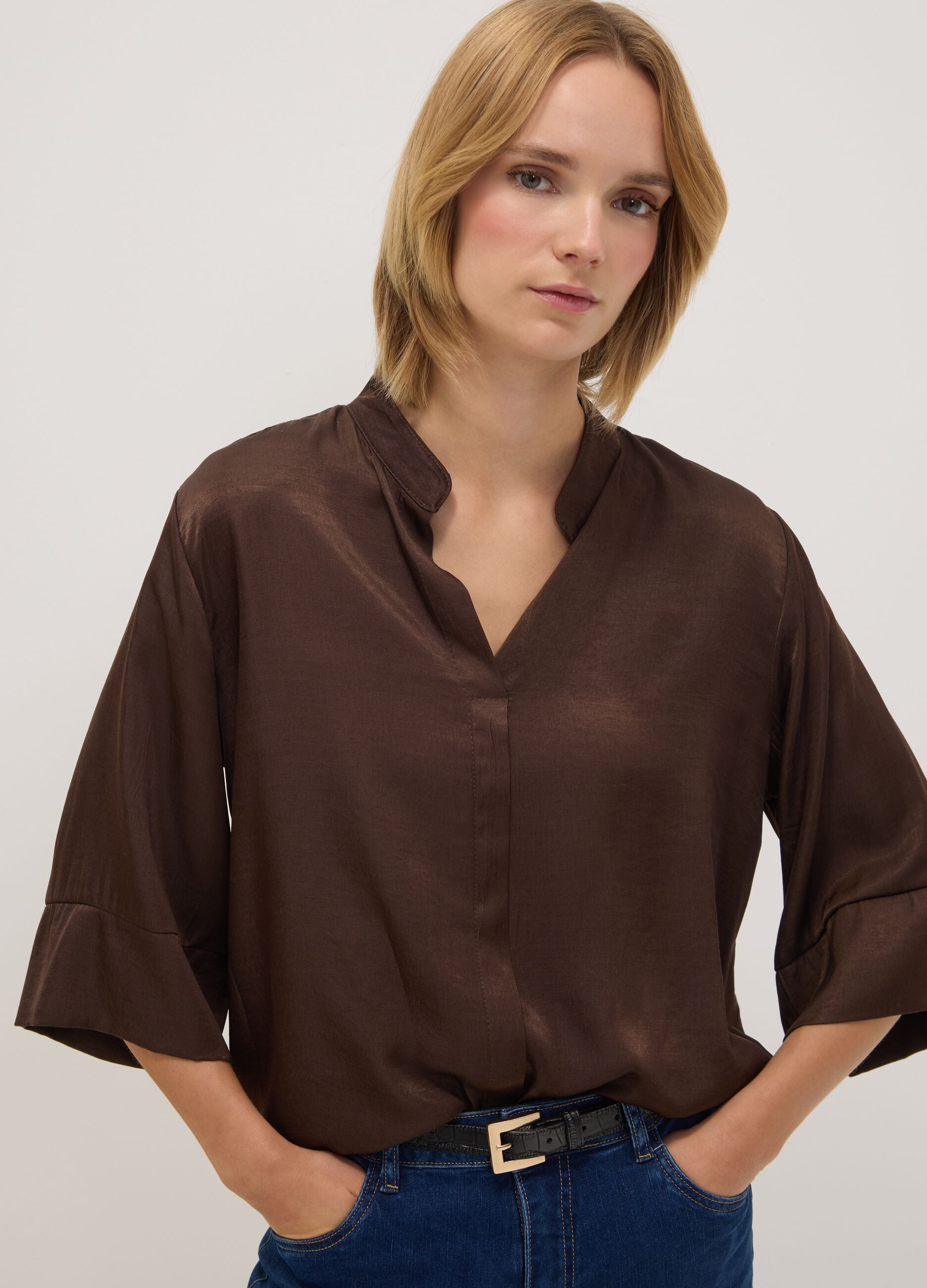 Blusa marrone in misto viscosa regular fit con collo coreano