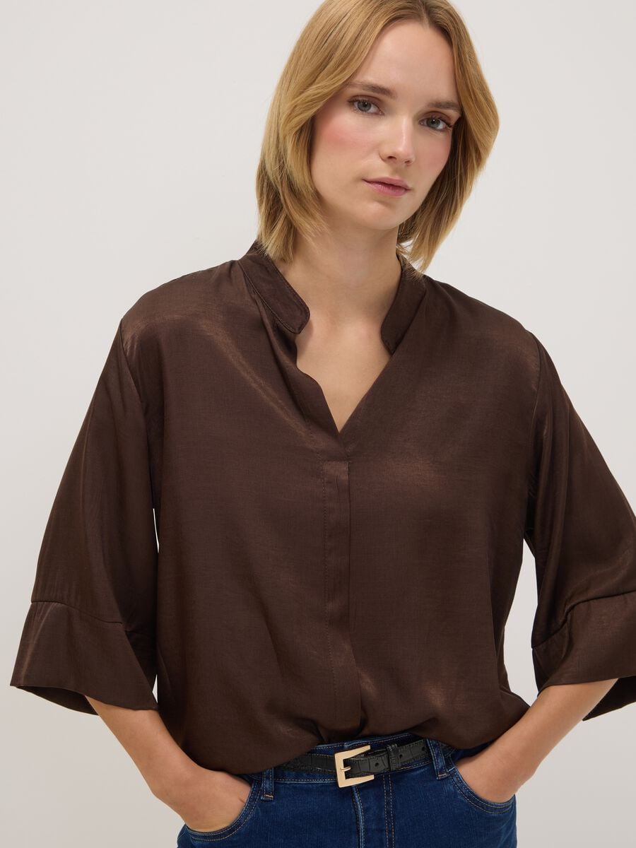 Blusa marrone in misto viscosa regular fit con collo coreano_0