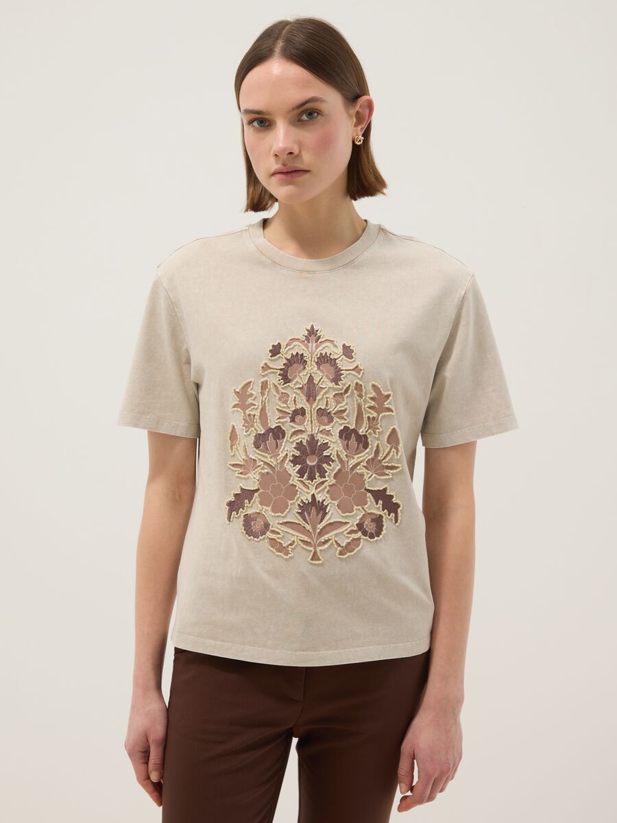 Beige short sleeve pure cotton t-shirt with regular fit and beads_0