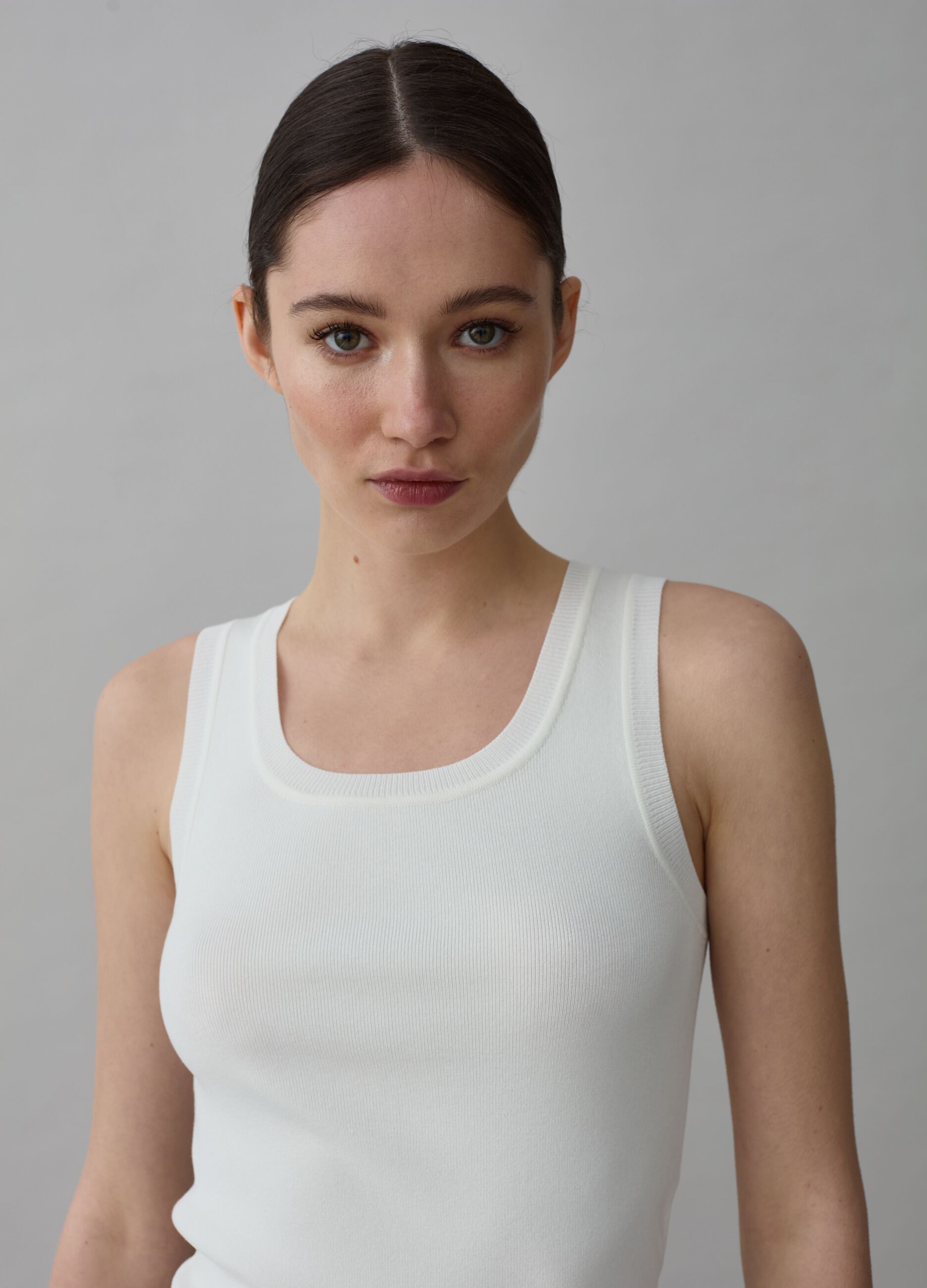 Ribbed tank top with round neckline