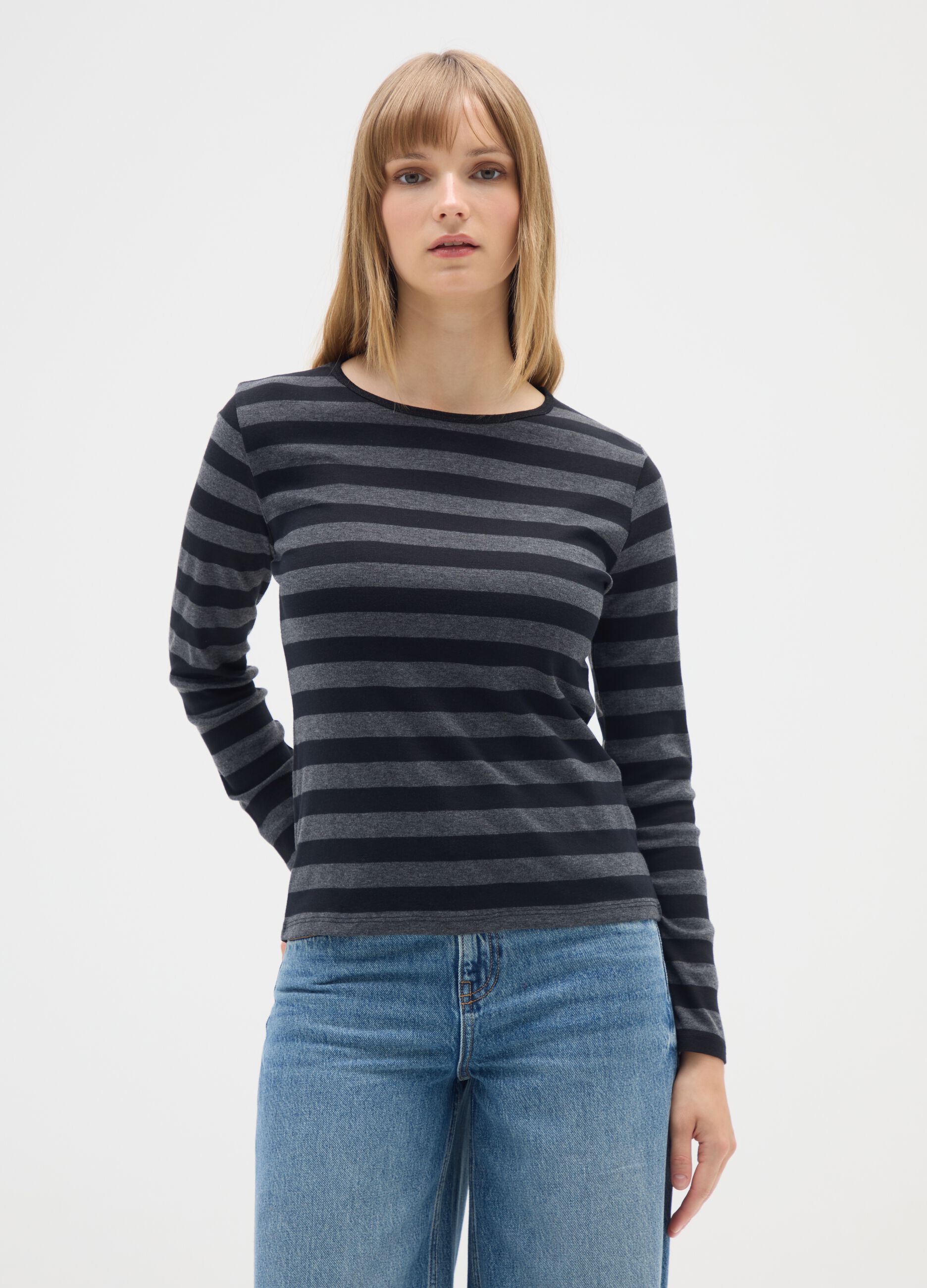 T-shirt grigia a righe