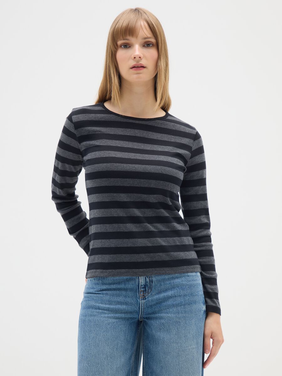 T-shirt grigia a righe_0