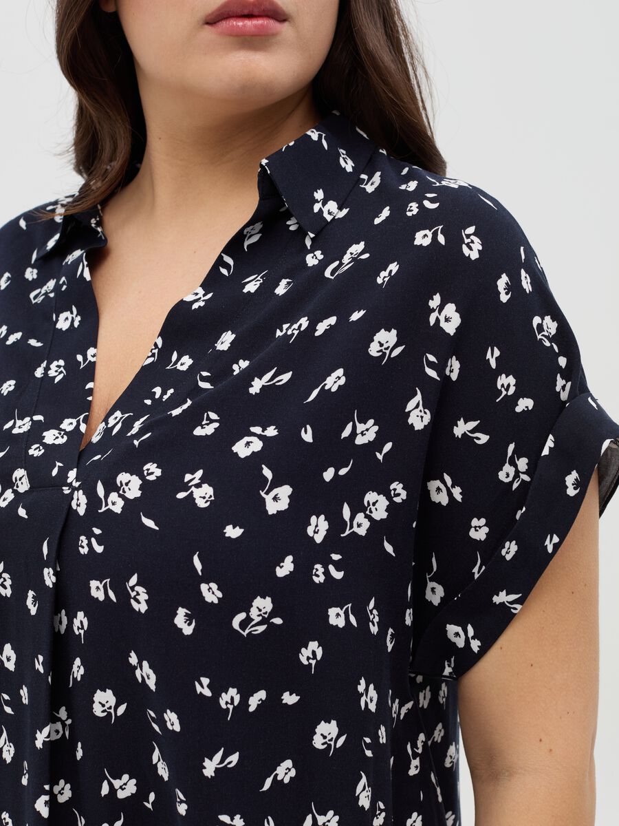 Curvy blouse with V neckline and pattern_2