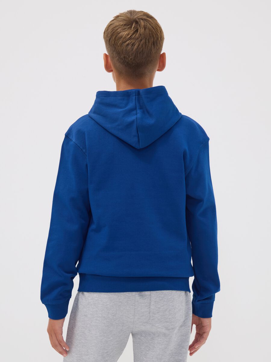 Felpa blu in puro cotone con cappuccio e stampa per ragazzo_2