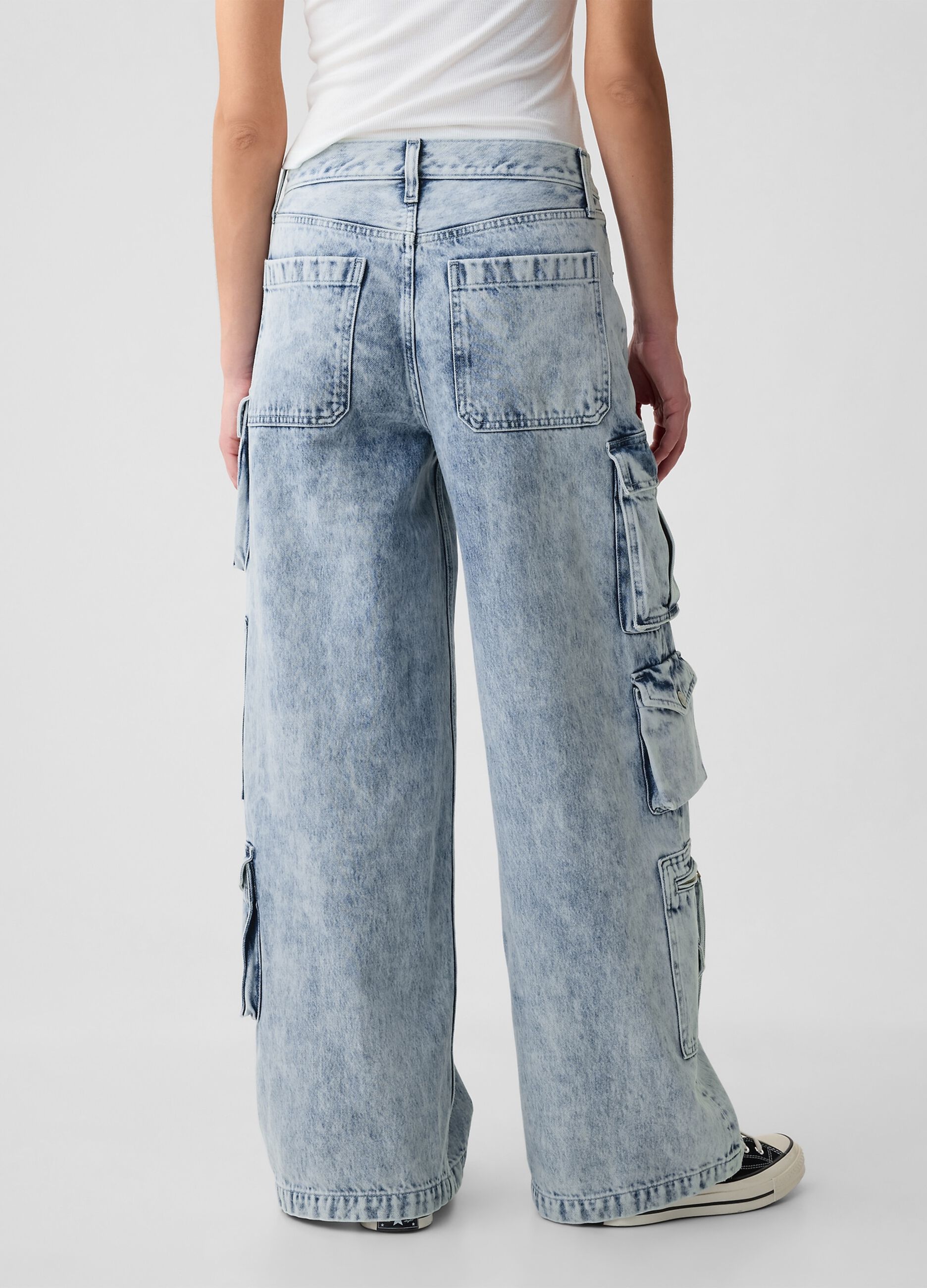 Baggy-fit cargo jeans with multiple pockets